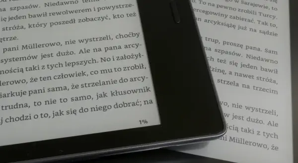 Kindle z książką, na ekranie tekst, który może pomóc w nauce jak kupić książkę na Kindle.