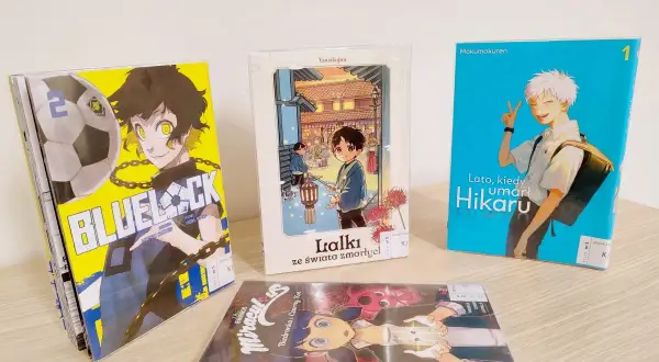 Kolekcja mang, w tym "Blue Lock" i "Lato, kiedy umarł Hikaru", pokazuje, że czy manga to książka pełna historii i emocji.
