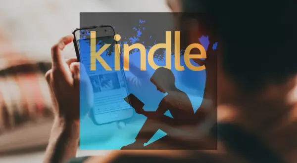 Jak wgrać książki na Kindle? Smartfon z wyszukiwarką Google i ikoną Kindle.