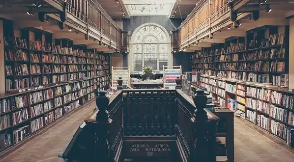 Co to literatura obyczajowa? Odkryj jej istotę i znaczenie w literaturze