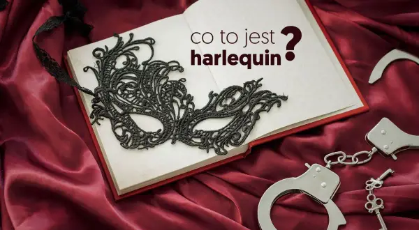 Otwarta księga z pytaniem "co to harlekin?", czarna maska koronkowa i kajdanki na tle czerwonego jedwabiu.