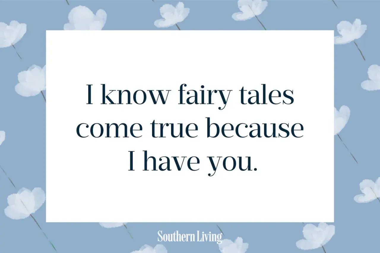 Niebieskie tło z białymi kwiatami i cytatem "I know fairy tales come true because I have you.