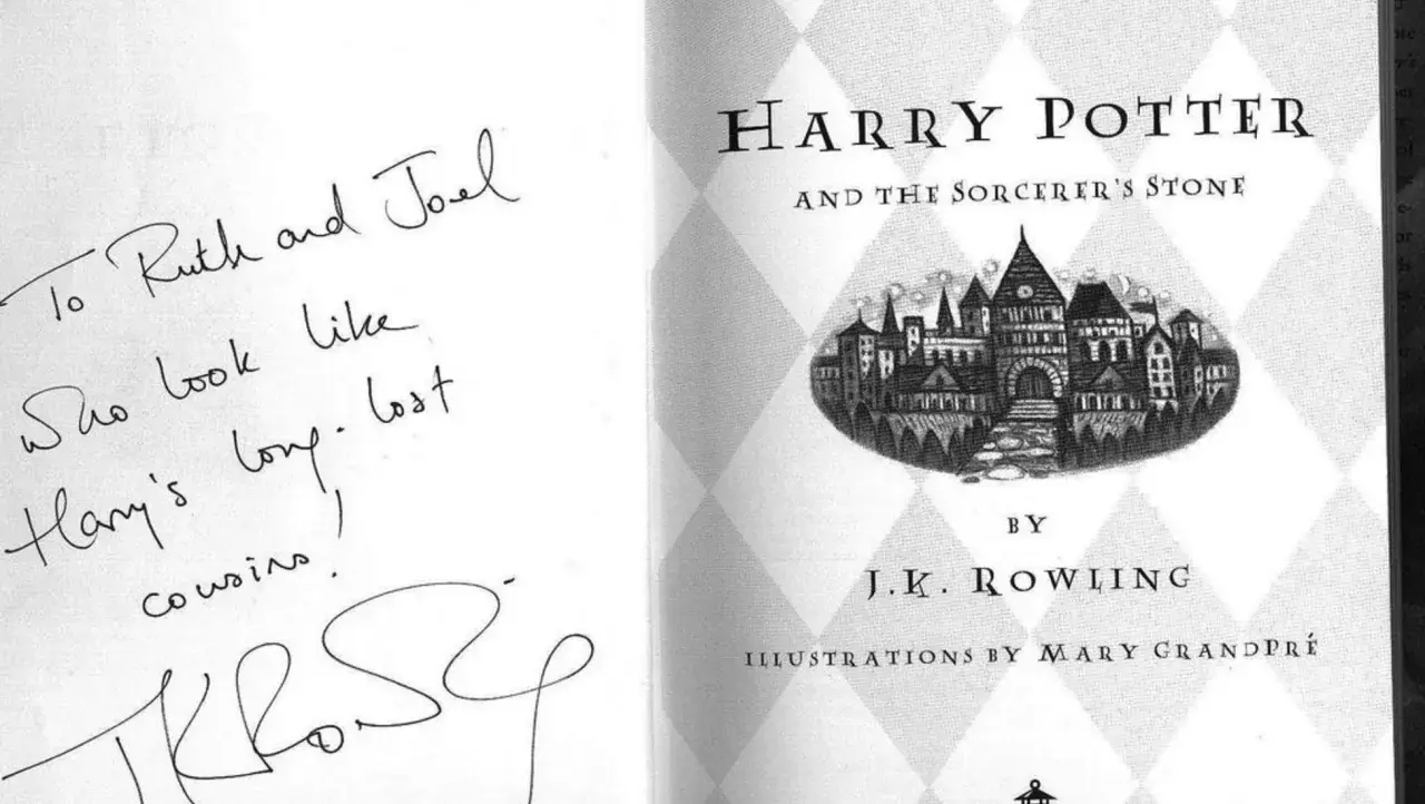 Dedykacja w książce "Harry Potter" dla Ruth i Joela, którzy wyglądają jak kuzyni Harry'ego.