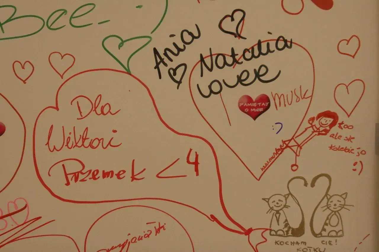 Wierszyki dla ukochanej na dzień dobry: "Dla Wiktorii Przemek <4", "Ania Natalia lover", "Kocham Cię kotku".