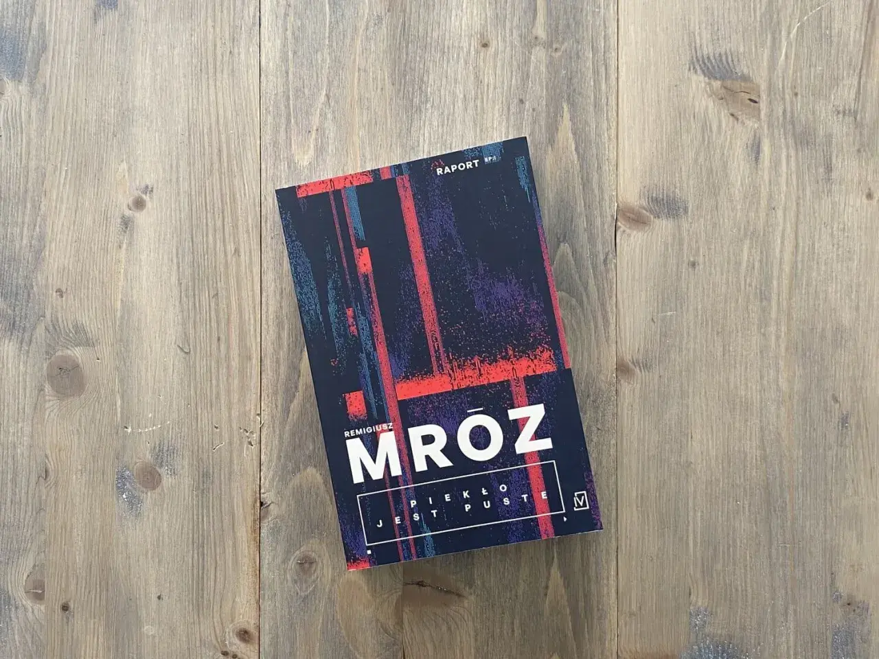 Okładka książki Remigiusza Mróza "Piekło jest puste". Zastanawiasz się, ile książek rocznie wydaje ten autor?
