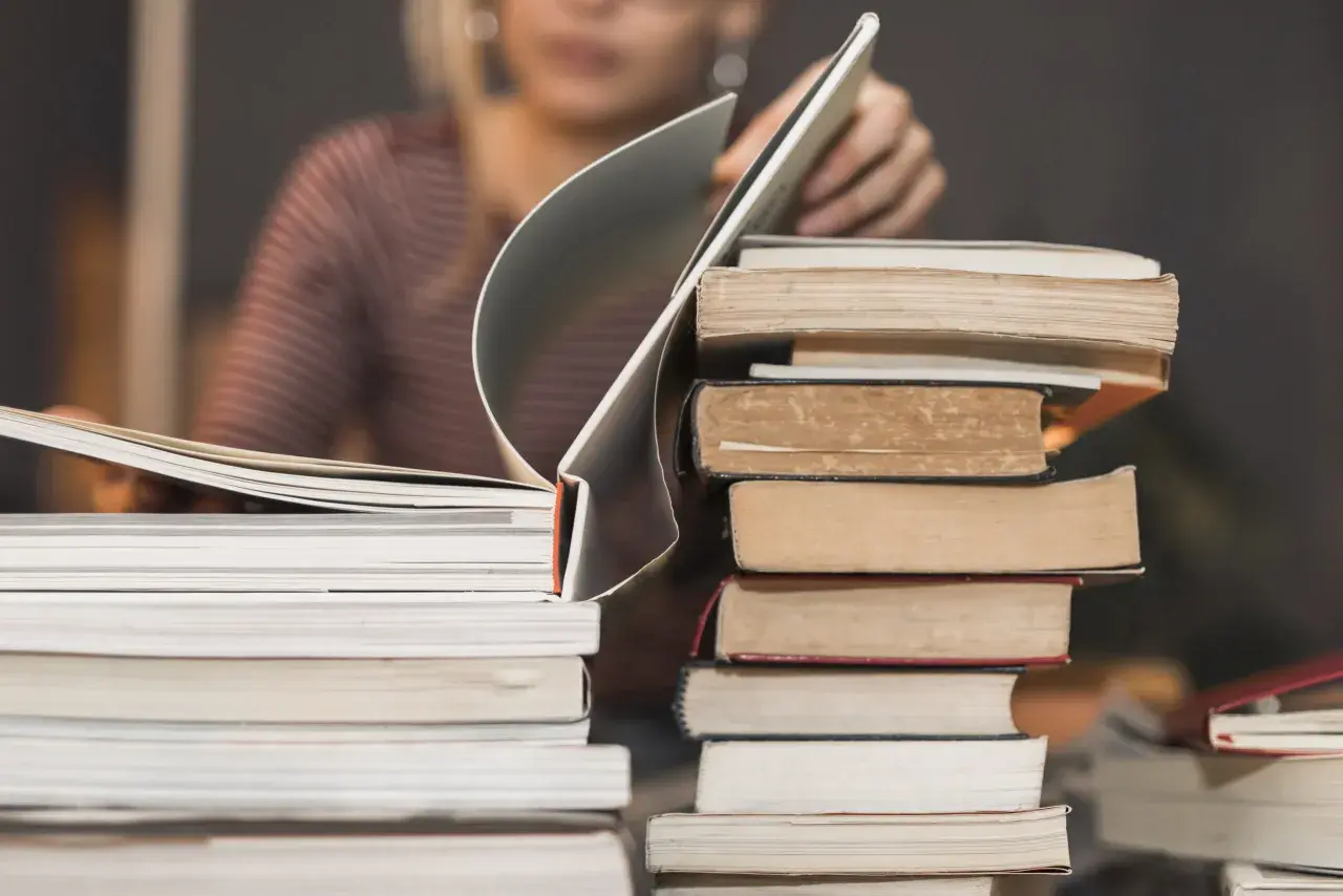 Dlaczego warto kupować książki w antykwariacie internetowym? Zacznijmy od stosów starych i nowych książek, które czekają na odkrycie.