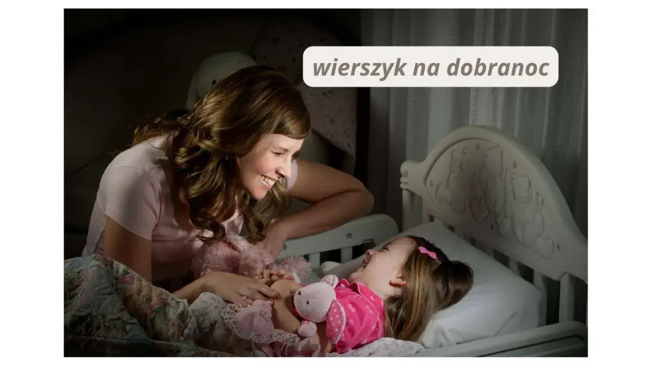 Mama czyta wierszyk na dobranoc dla swojej córeczki, która leży w łóżeczku z pluszowym króliczkiem.