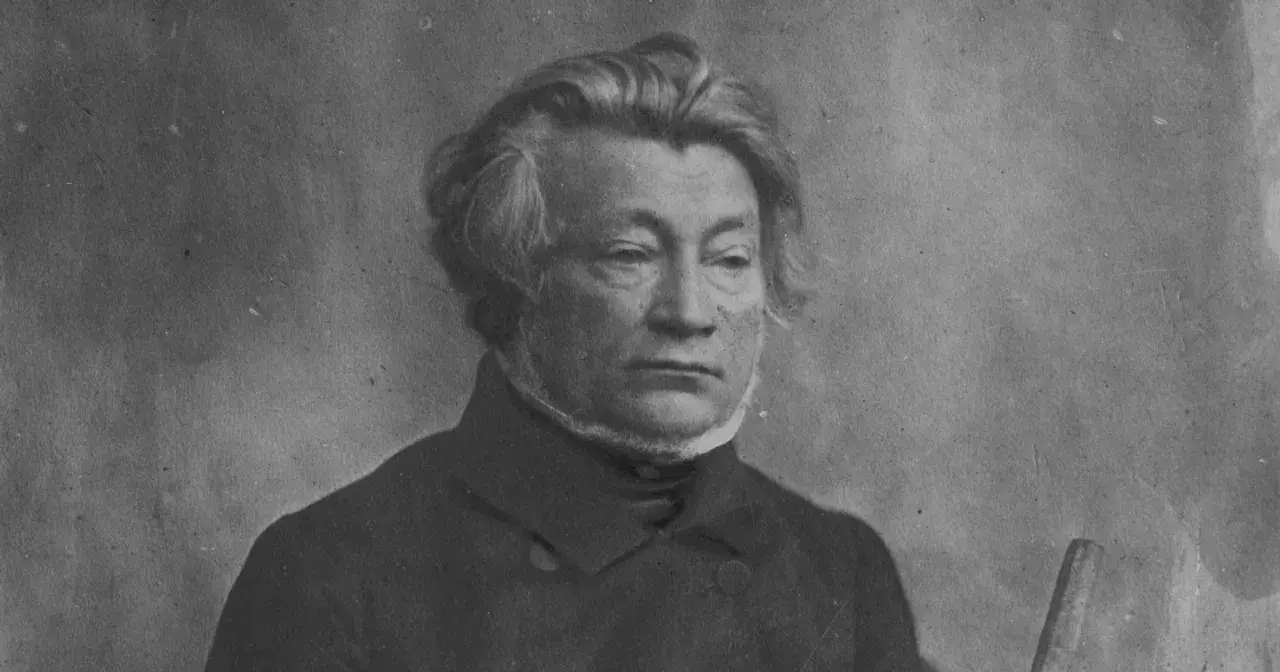 Portret mężczyzny w ciemnym stroju, z burzą siwych włosów. Czy to on, co napisał Adam Mickiewicz?