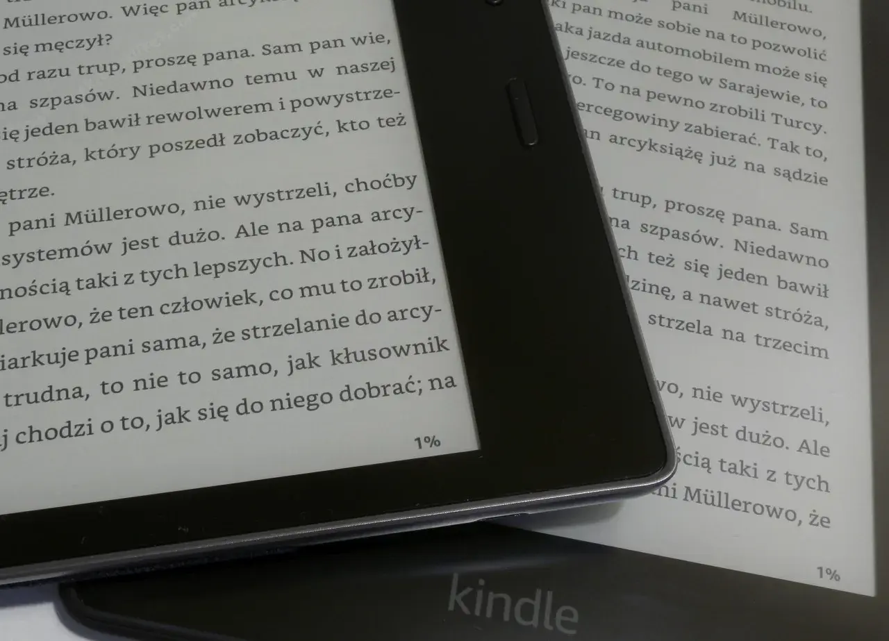 Kindle z książką, na ekranie tekst, który może pomóc w nauce jak kupić książkę na Kindle.