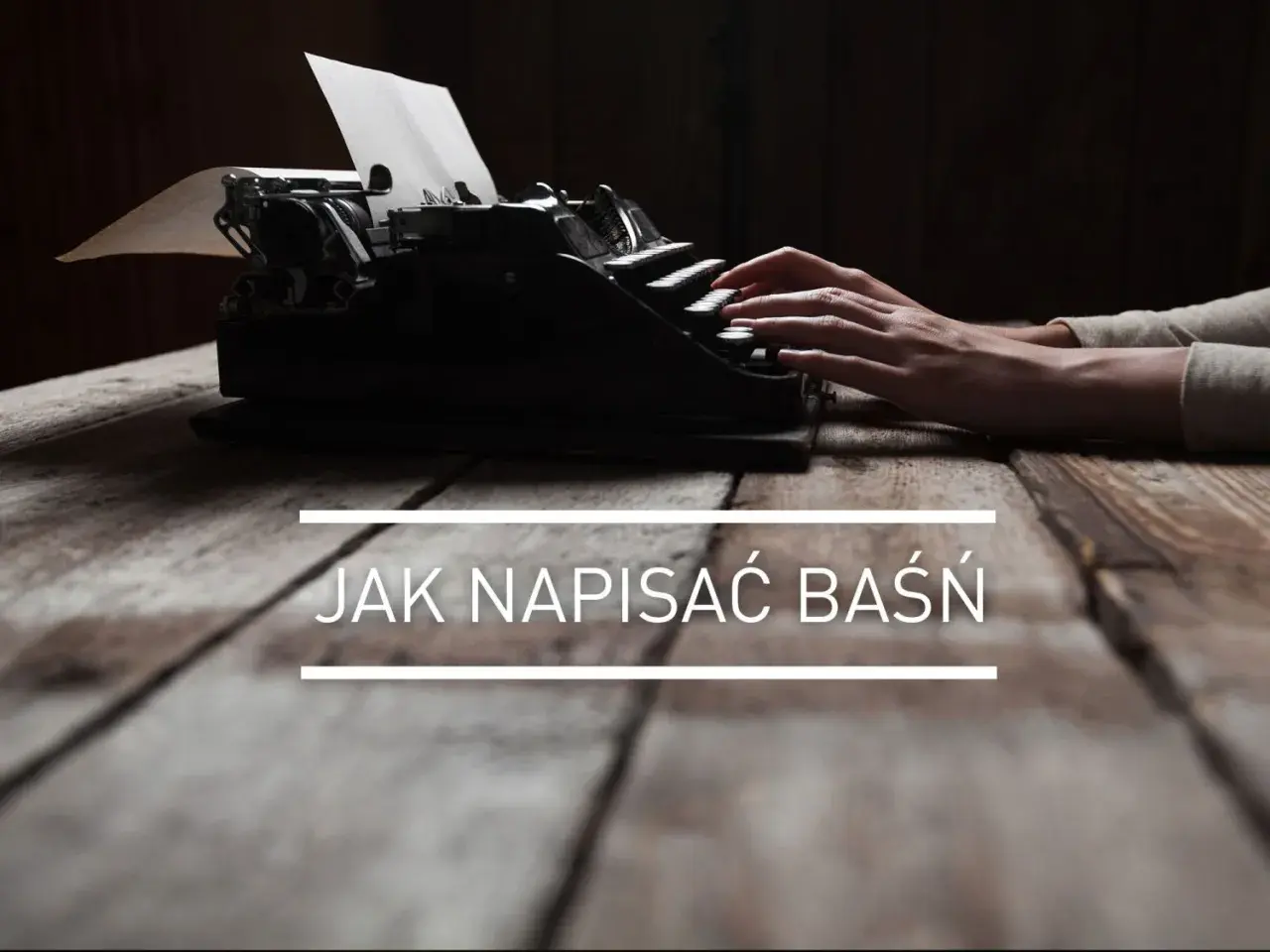 Ręce piszą na maszynie, tworząc magiczne historie. Poznaj, jak napisać baśń, czerpiąc inspirację z tego obrazu.