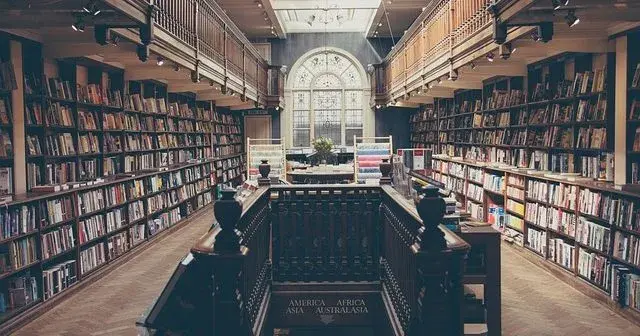 Co to literatura obyczajowa? Odkryj jej istotę i znaczenie w literaturze