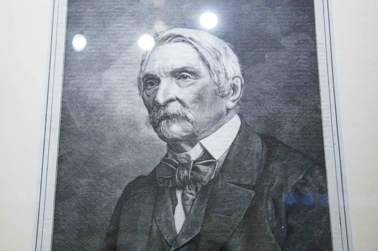 Portret starszego mężczyzny z wąsami i muszką, przypominający postać z dzieł, co napisał Aleksander Fredro.