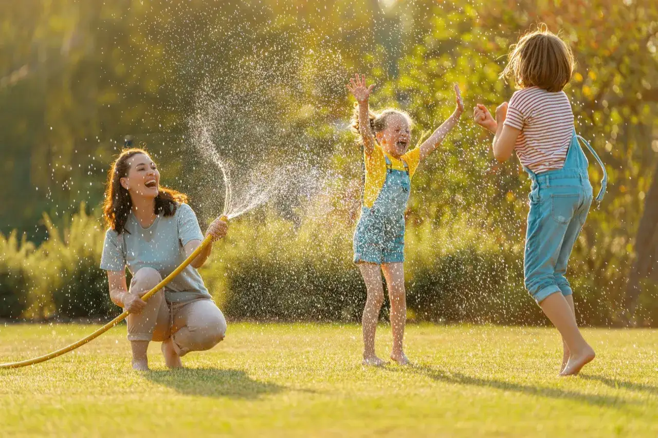Mama z dziećmi pluska się w ogrodzie, jakby szła wąską ścieżką przez ogródek idzie sobie krasnoludek tekst.