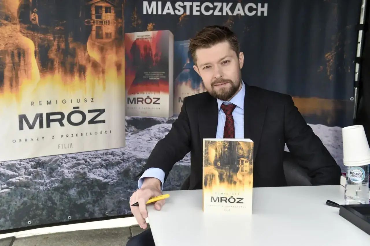 Remigiusz Mróz, znany z tego, ile książek rocznie wydaje, prezentuje swoją najnowszą powieść.