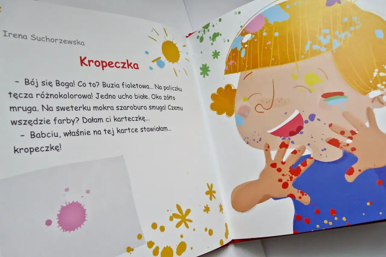 Dziecko całe w farbach, śmieje się radośnie. To pewnie efekt zabawy z krótkie wierszyki śmieszne, gdzie każda kropka to nowa przygoda!