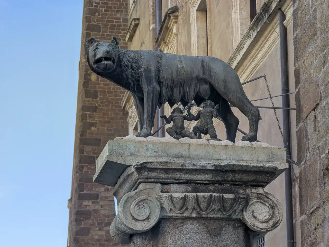 Wilczyca karmiąca Romulusa i Remusa, symbol Rzymu. Pomnik ten, jak dzieło Horacy'ego 