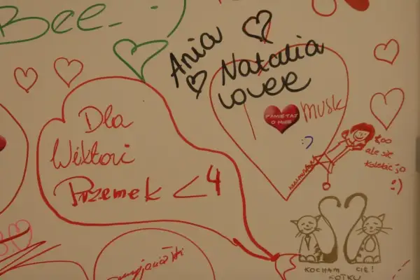 Wierszyki dla ukochanej na dzień dobry: "Dla Wiktorii Przemek <4", "Ania Natalia lover", "Kocham Cię kotku".