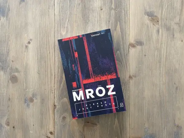 Okładka książki Remigiusza Mróza "Piekło jest puste". Zastanawiasz się, ile książek rocznie wydaje ten autor?