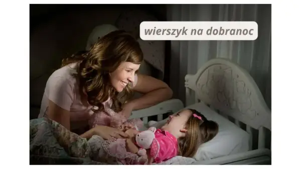 Mama czyta wierszyk na dobranoc dla swojej córeczki, która leży w łóżeczku z pluszowym króliczkiem.