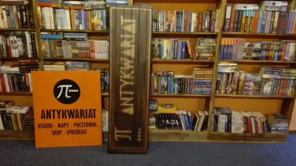 W antykwariacie znajdziesz skarby, choćby dlatego, że są naprawdę tanie. Książki, mapy, pocztówki – wszystko w tym miejscu.