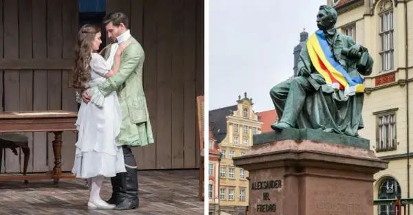 Para z balu w strojach z epoki, obok pomnik Aleksandra Fredry, autora komedii, które wciąż bawią.