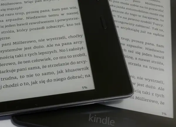 Kindle z książką, na ekranie tekst, który może pomóc w nauce jak kupić książkę na Kindle.