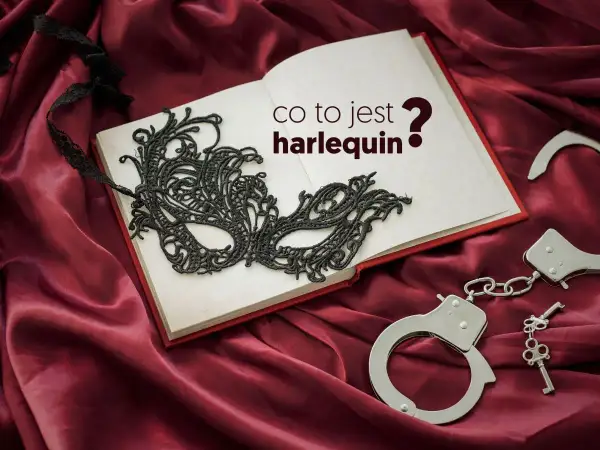 Otwarta księga z pytaniem "co to harlekin?", czarna maska koronkowa i kajdanki na tle czerwonego jedwabiu.