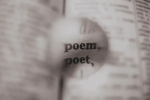 Słowa "poem" i "poet" pod lupą. Może to początek rymów o miłości krótkich, które ułożę dla Ciebie.